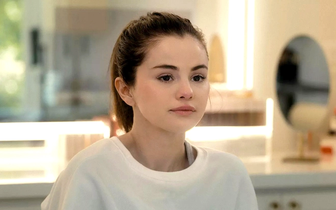 One Bite Away from Disaster: Selena Gomez and the ‘Fatal Meal'! 2 One Bite Away from Disaster: Selena Gomez and the ‘Fatal Meal'!