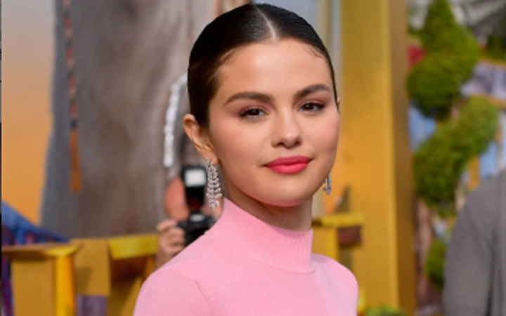 One Bite Away from Disaster: Selena Gomez and the ‘Fatal Meal'! 3 One Bite Away from Disaster: Selena Gomez and the ‘Fatal Meal'!