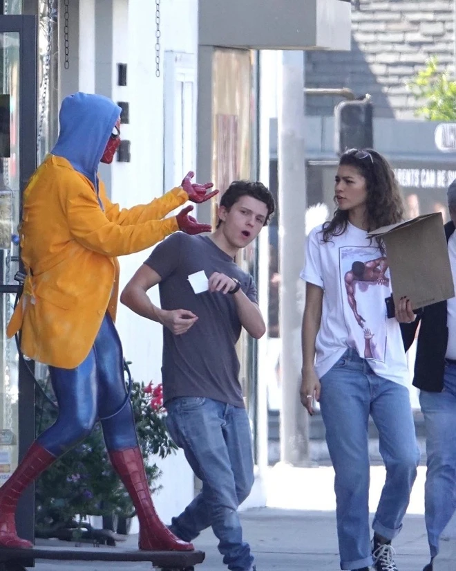 Tom Holland and Zendaya Frown on the Street: The Truth Behind the Strange Expression 3 Tom Holland and Zendaya Frown on the Street: The Truth Behind the Strange Expression