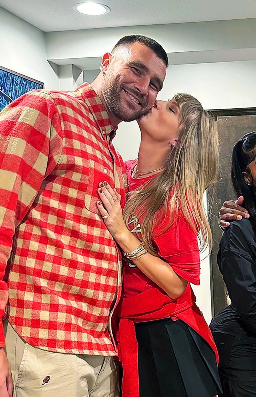 The Chiefs leader responds to rumors that Taylor Swift and Travis Kelce's relationship is a 'marketing strategy'. 3 The Chiefs leader responds to rumors that Taylor Swift and Travis Kelce's relationship is a 'marketing strategy'.