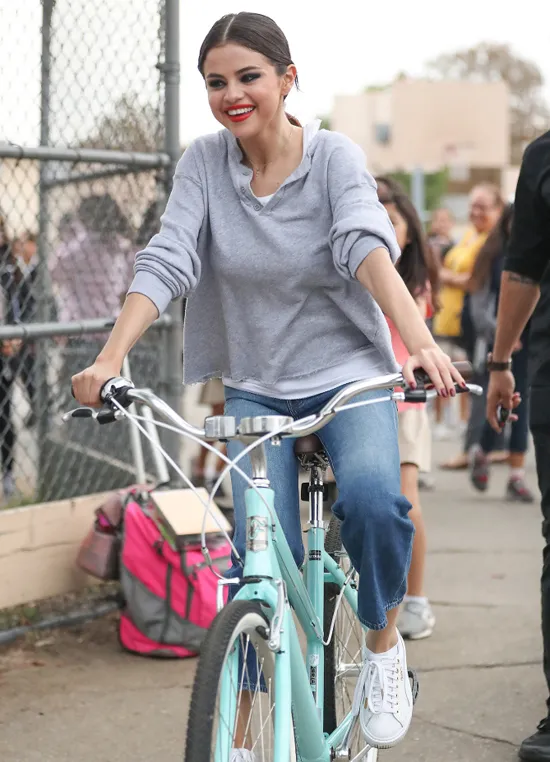 Hollywood Queen Turns Vendor: Selena Gomez Spotted at a Donut Stand! 3 Hollywood Queen Turns Vendor: Selena Gomez Spotted at a Donut Stand!