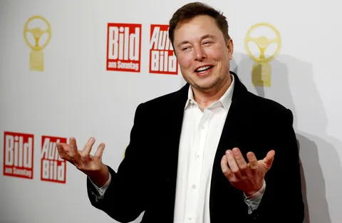 T&agrave;i sản của tỉ ph&uacute; gi&agrave;u nhất thế giới Elon Musk vượt 302 tỉ USD - Tuổi Trẻ  Online