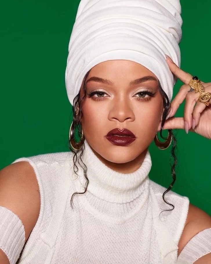 Rihanna Wrapped in a Blanket at the Event: What’s Behind This Unique Outfit?