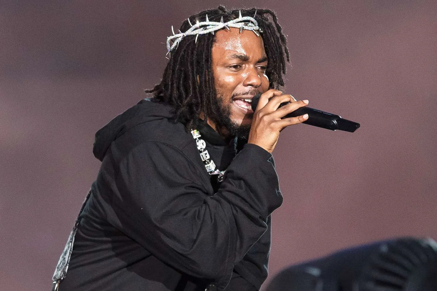 Kendrick Lamar's "GNX" album sparks major controversy despite huge streaming numbers. 