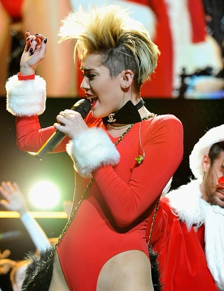 Fans Share Their Joy as Miley Cyrus Creates a Christmas to Remember!