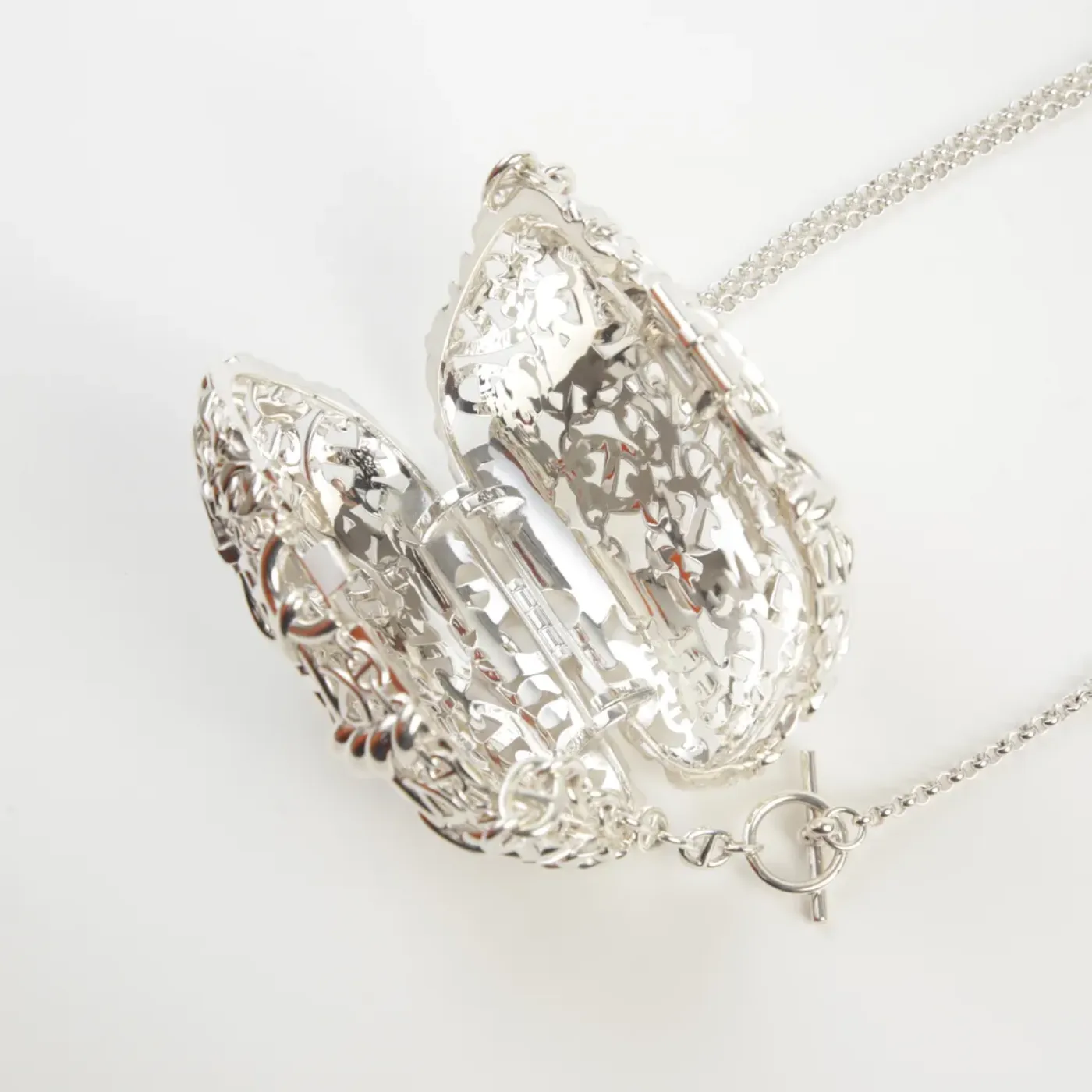 Chained Anchor A Dazzling Masterpiece with 1,160 Diamond-Encrusted Links 3 Chained Anchor A Dazzling Masterpiece with 1,160 Diamond-Encrusted Links