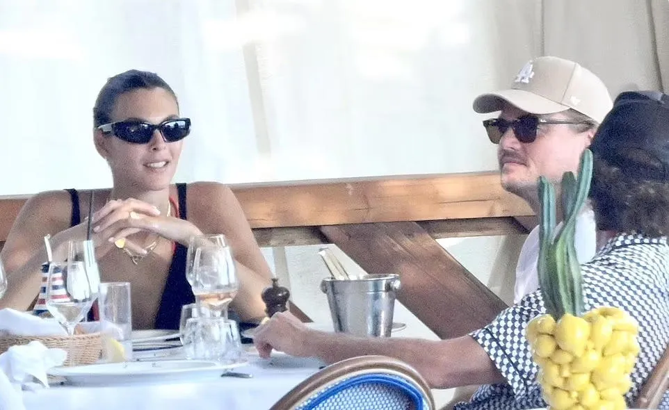 Leonardo DiCaprio v&agrave; bạn g&aacute;i nghỉ dưỡng ở biển Italy
