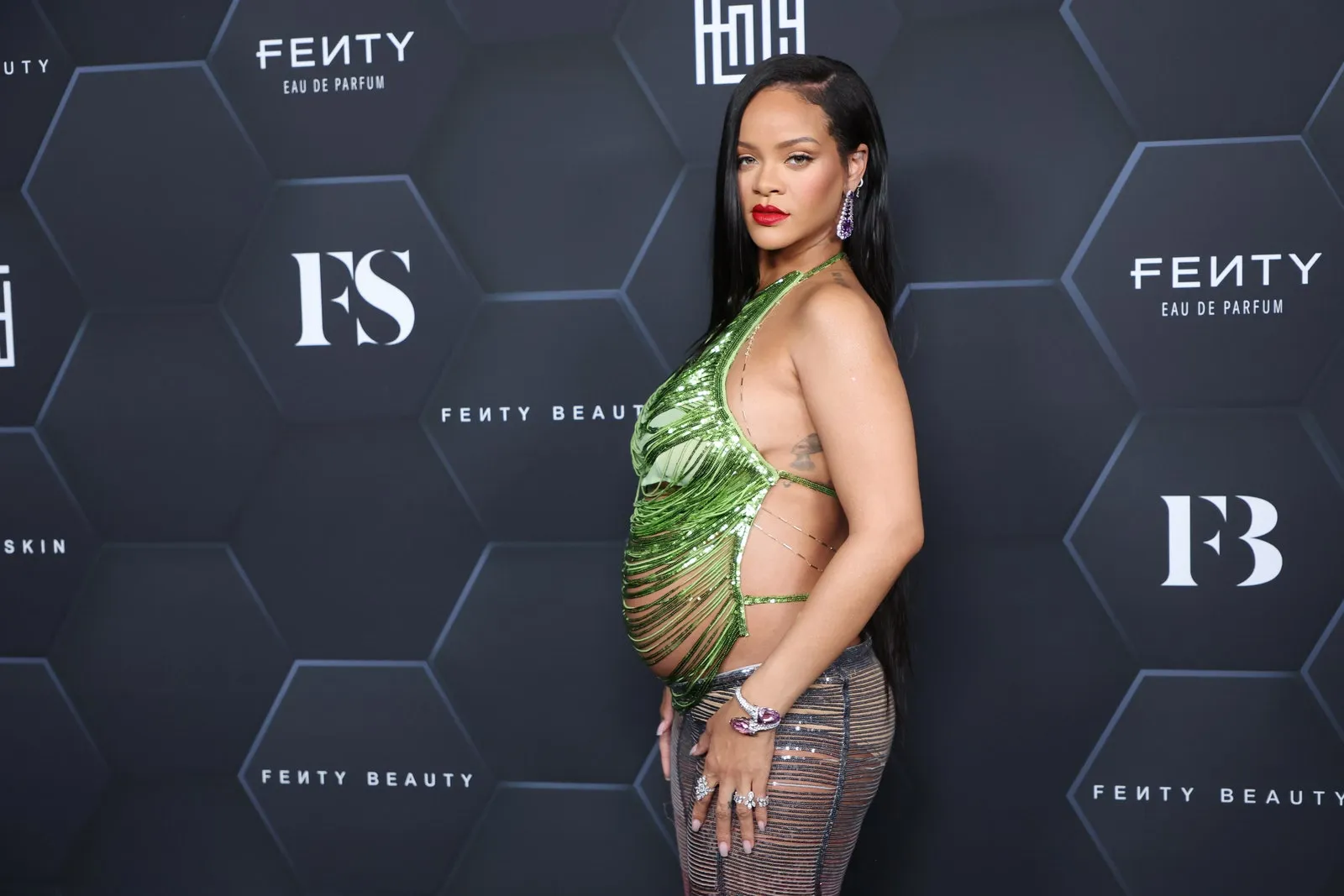 Rihanna Officially Confirms Pregnancy Rumors, Millions of Fans Are Overjoyed!