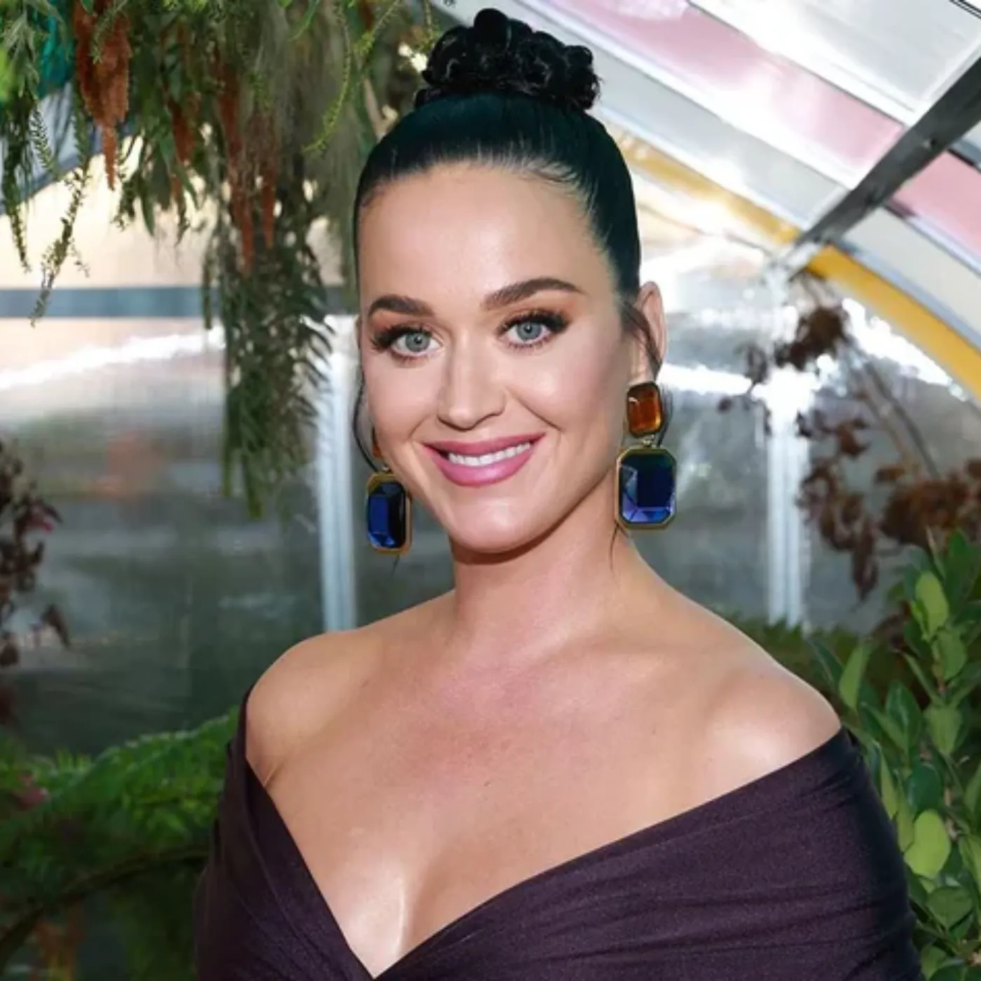 Katy Perry's fake smile angers the public