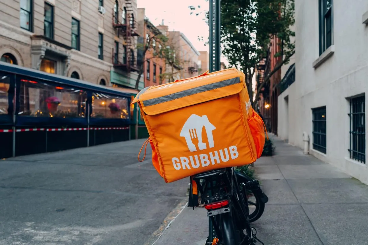 New York, Hoa Kỳ - Ngày 21 tháng 11 năm 2022: Túi Grubhub trên xe đạp giao hàng trên một con phố ở NYC. Dịch vụ đặt và giao đồ ăn trực tuyến Grubhub là công ty con của công ty Just Eat Takeaway của Hà Lan kể từ năm 2021.