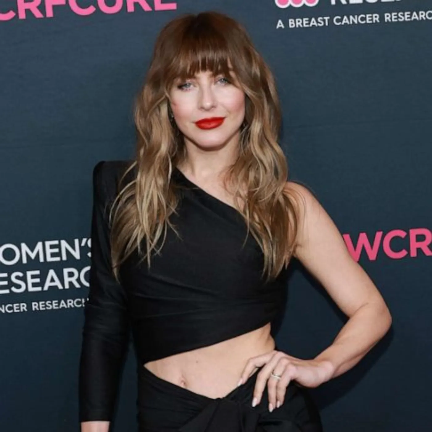 Julianne Hough Flirts With Danny Amendola During DWTS Finale: “Why Are You in My Bed?” 3 Julianne Hough Flirts With Danny Amendola During DWTS Finale: “Why Are You in My Bed?”