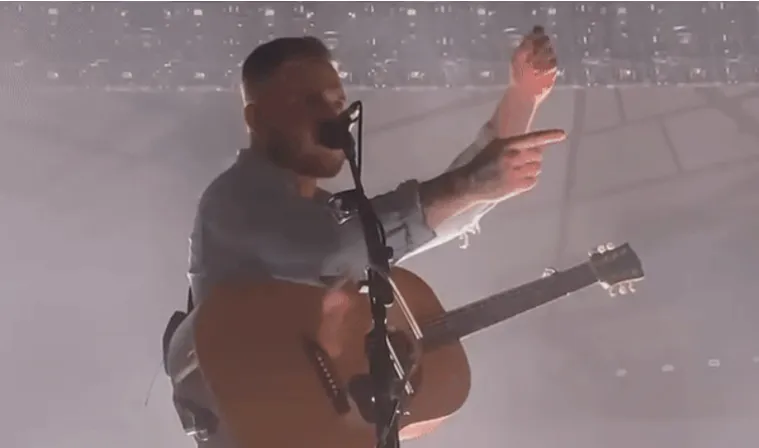 Zach Bryan scolded a fan for throwing objects on stage during a concert 2 Zach Bryan scolded a fan for throwing objects on stage during a concert