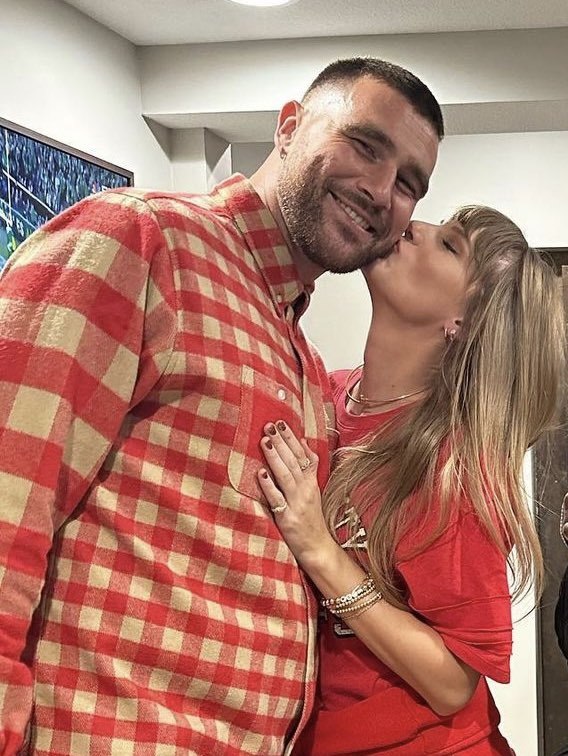 Fans Divided: Taylor Swift Not Nice To Travis Kelce...