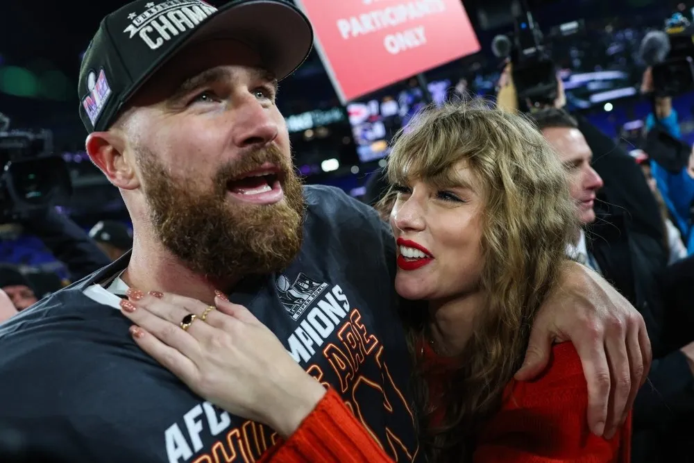 Taylor Swift’s Mysterious Ring Sparks Speculation About Travis Kelce