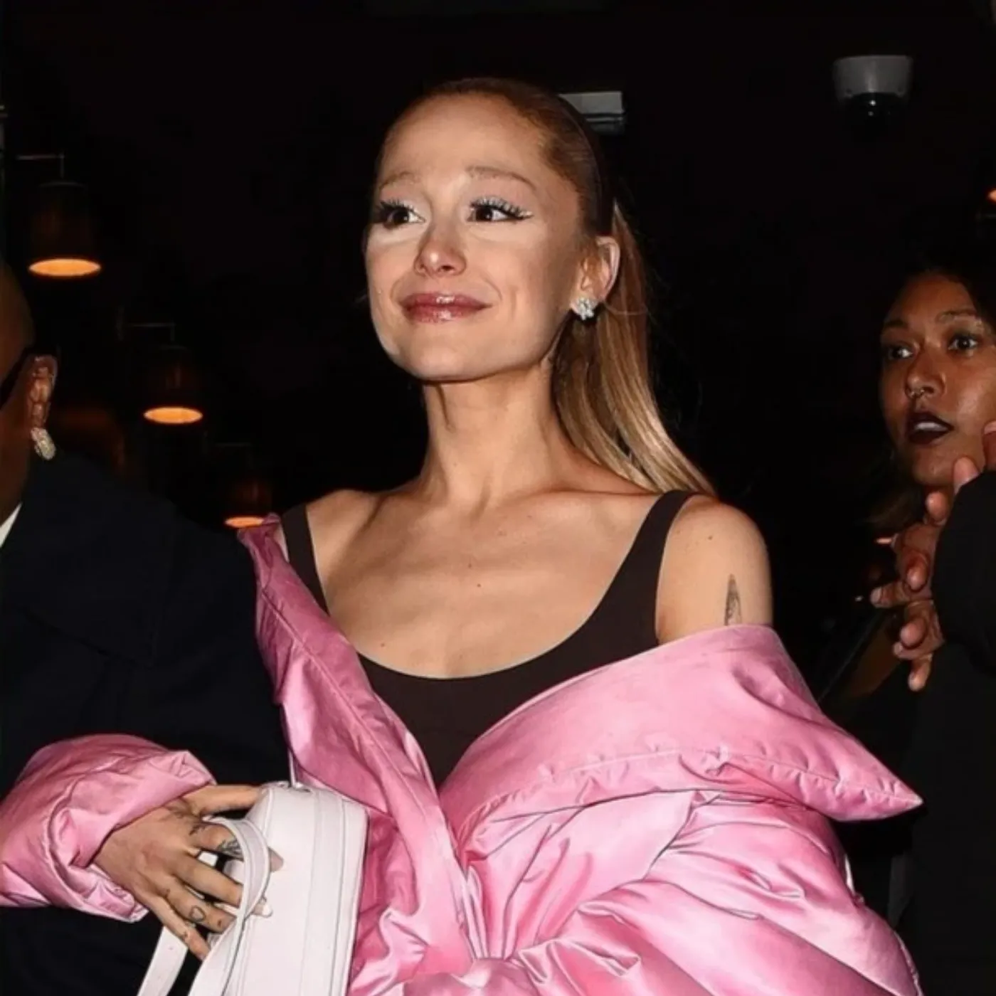 Ariana Grande’s Toxic Business Deals and Hidden Drama: A Glimpse Behind the Glitter