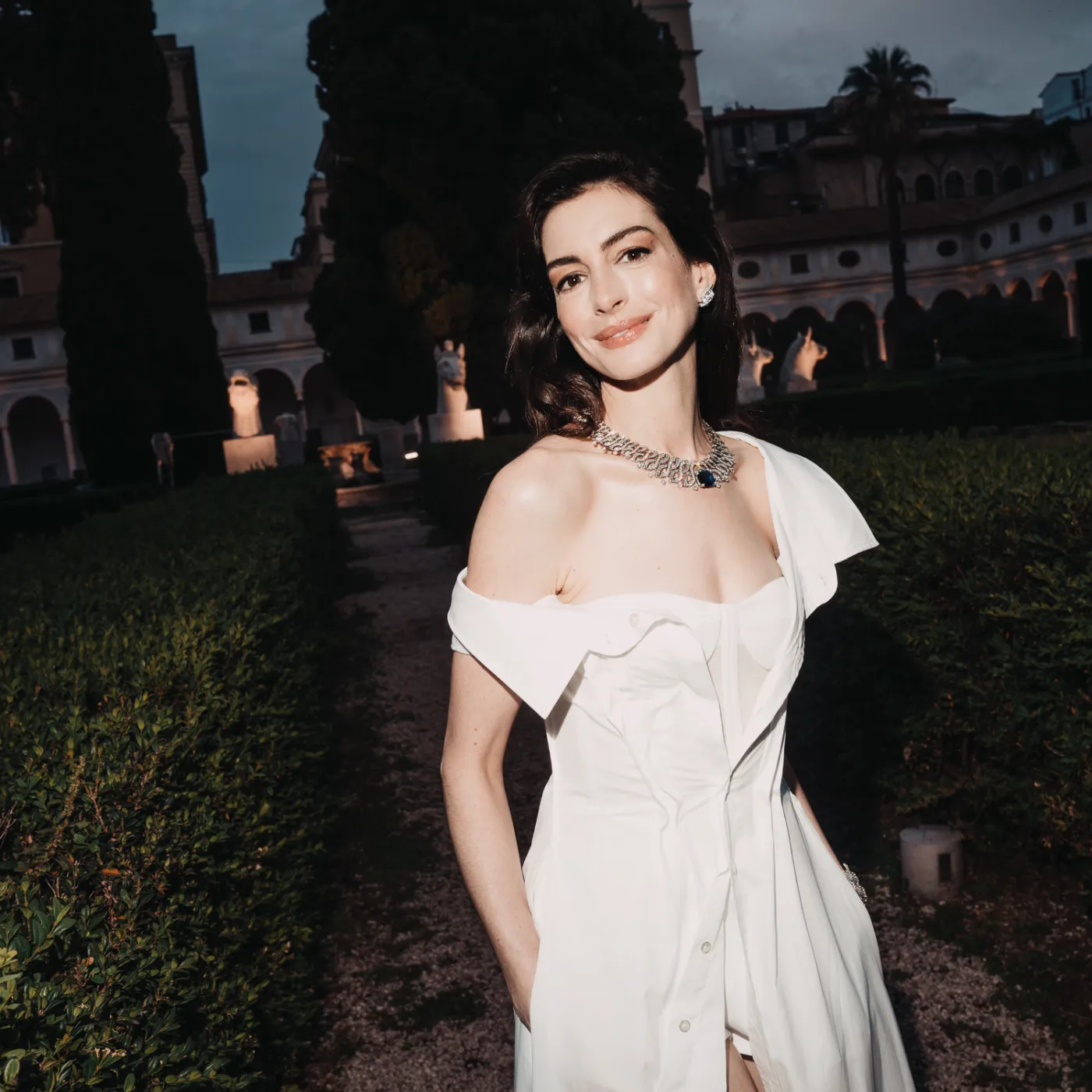 Anne Hathaway’s Luxurious Lifestyle: A Look Inside the Hollywood Star’s Glamorous World