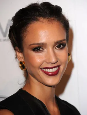 Jessica Alba Kisses a Younger Man on the Beach: New Love or Just a Wild Adventure? 3 Jessica Alba Kisses a Younger Man on the Beach: New Love or Just a Wild Adventure?