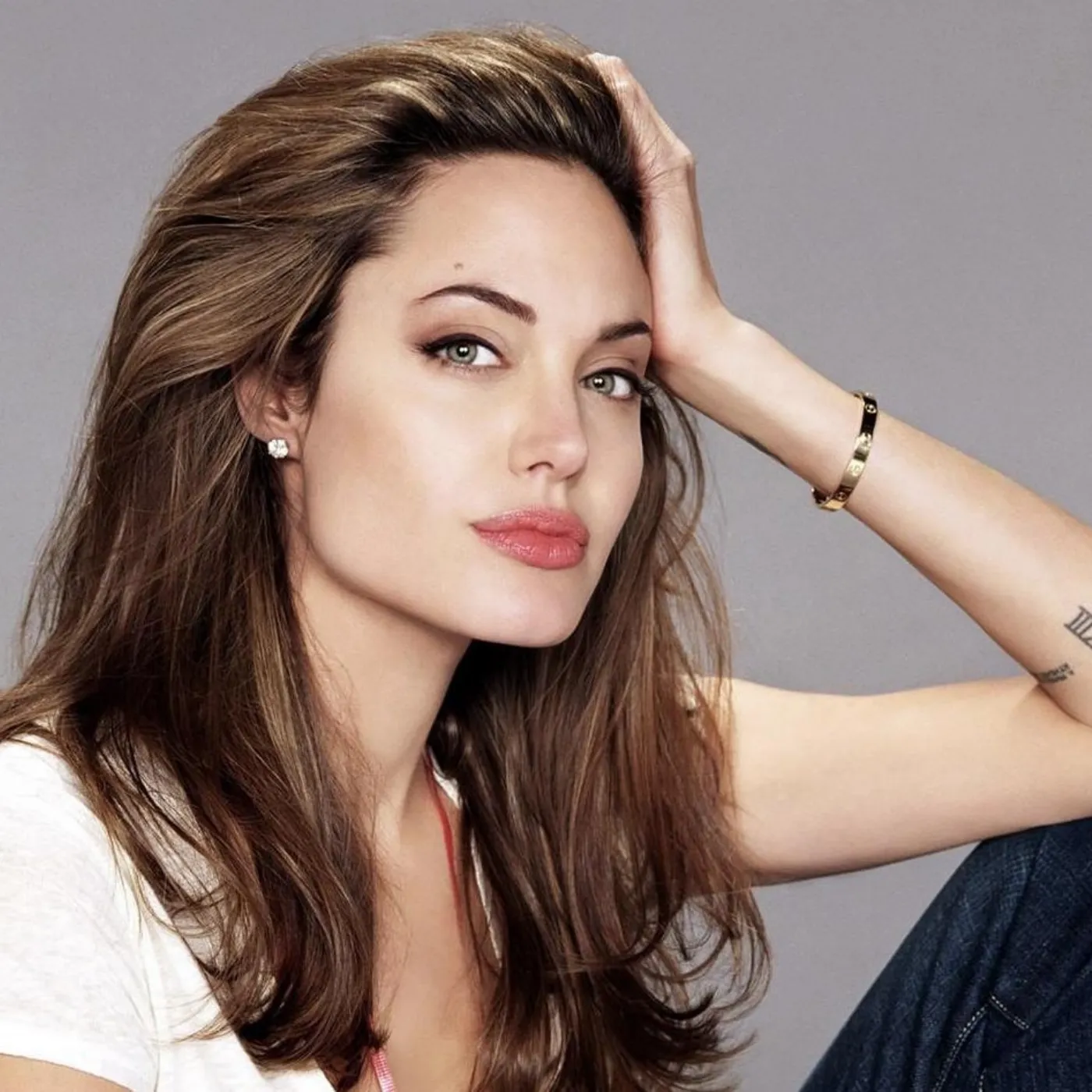 Angelina Jolie’s magazine cover fails to overshadow the allure of Brad Pitt and Ines de Ramon. 2 Angelina Jolie’s magazine cover fails to overshadow the allure of Brad Pitt and Ines de Ramon.