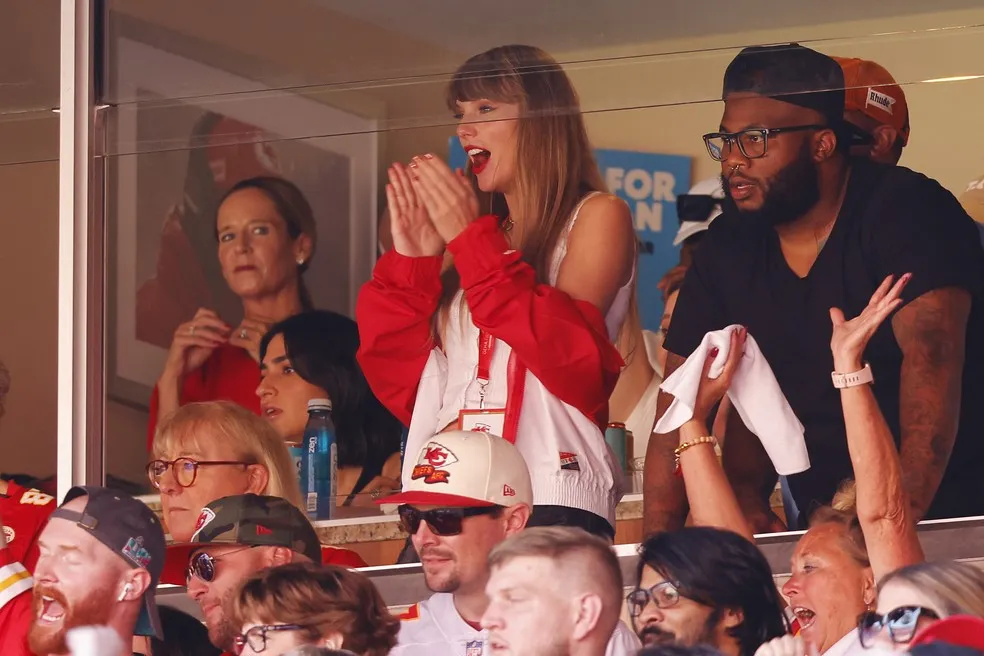 Taylor Swift wears special jewelry to cheer for Travis Kelce 3 Taylor Swift é vista em jogo de futebol americano e rumores de namoro com jogador do Kansas City Chiefs aumentam