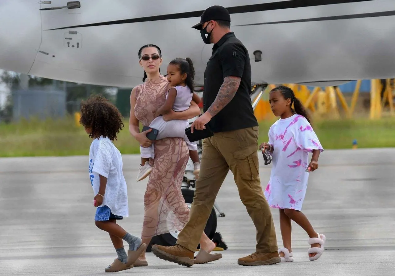 Kim Kardashian et Kanye West en vacances ensemble : &laquo; ils semblent beaucoup  plus heureux &raquo; - Elle