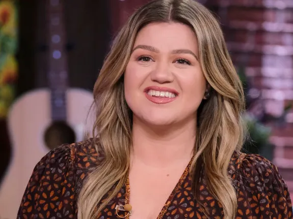 Jingle All the Way with Kelly Clarkson’s New Christmas Classics and Fresh Tunes