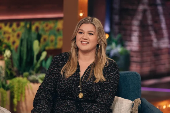 Jingle All the Way with Kelly Clarkson’s New Christmas Classics and Fresh Tunes