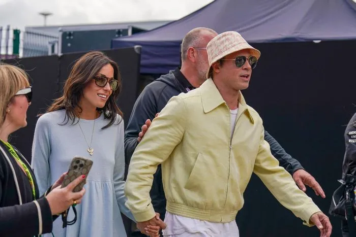 The F1 movie has ended, Brad Pitt and Ines de Ramon secretly hid from reporters during winter break. 3 The F1 movie has ended, Brad Pitt and Ines de Ramon secretly hid from reporters during winter break.