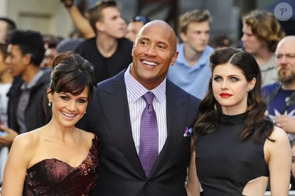 Alexandra Daddario Exposes Dwayne Johnson: A Relationship Built on Lies? 3 Photo : Carla Gugino, Dwayne Johnson et Alexetra Daddario - Première du film "San Andreas" à Londres le 21 mai 2015. - Purepeople