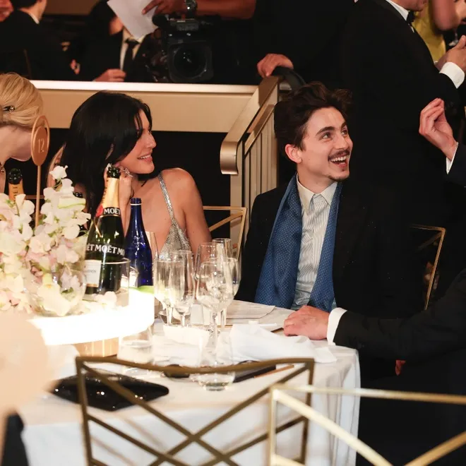 Kylie Jenner’s Scandalous Golden Globe Dress: A Bold Fashion Statement or Desperate Attention Grab? 2 Kylie Jenner tình tứ với Timothée Chalamet - Giải trí