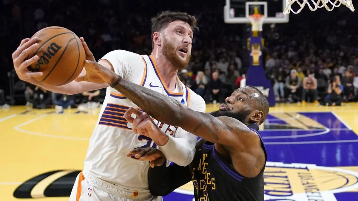 LeBron James caught in chaos as refs’ mistake sparks Lakers-Rockets drama 2 LeBron James caught in chaos as refs’ mistake sparks Lakers-Rockets drama