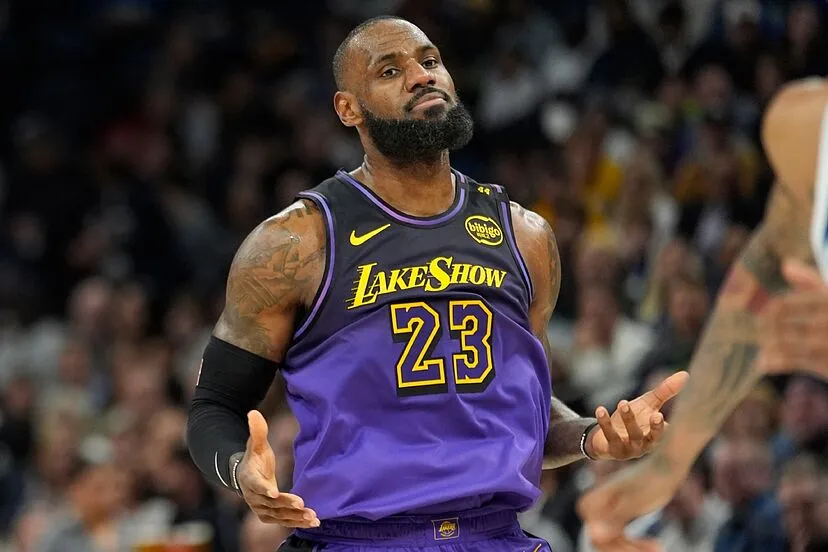 LeBron James caught in chaos as refs’ mistake sparks Lakers-Rockets drama 3 LeBron James caught in chaos as refs’ mistake sparks Lakers-Rockets drama