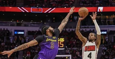 LeBron James caught in chaos as refs’ mistake sparks Lakers-Rockets drama 4 LeBron James caught in chaos as refs’ mistake sparks Lakers-Rockets drama