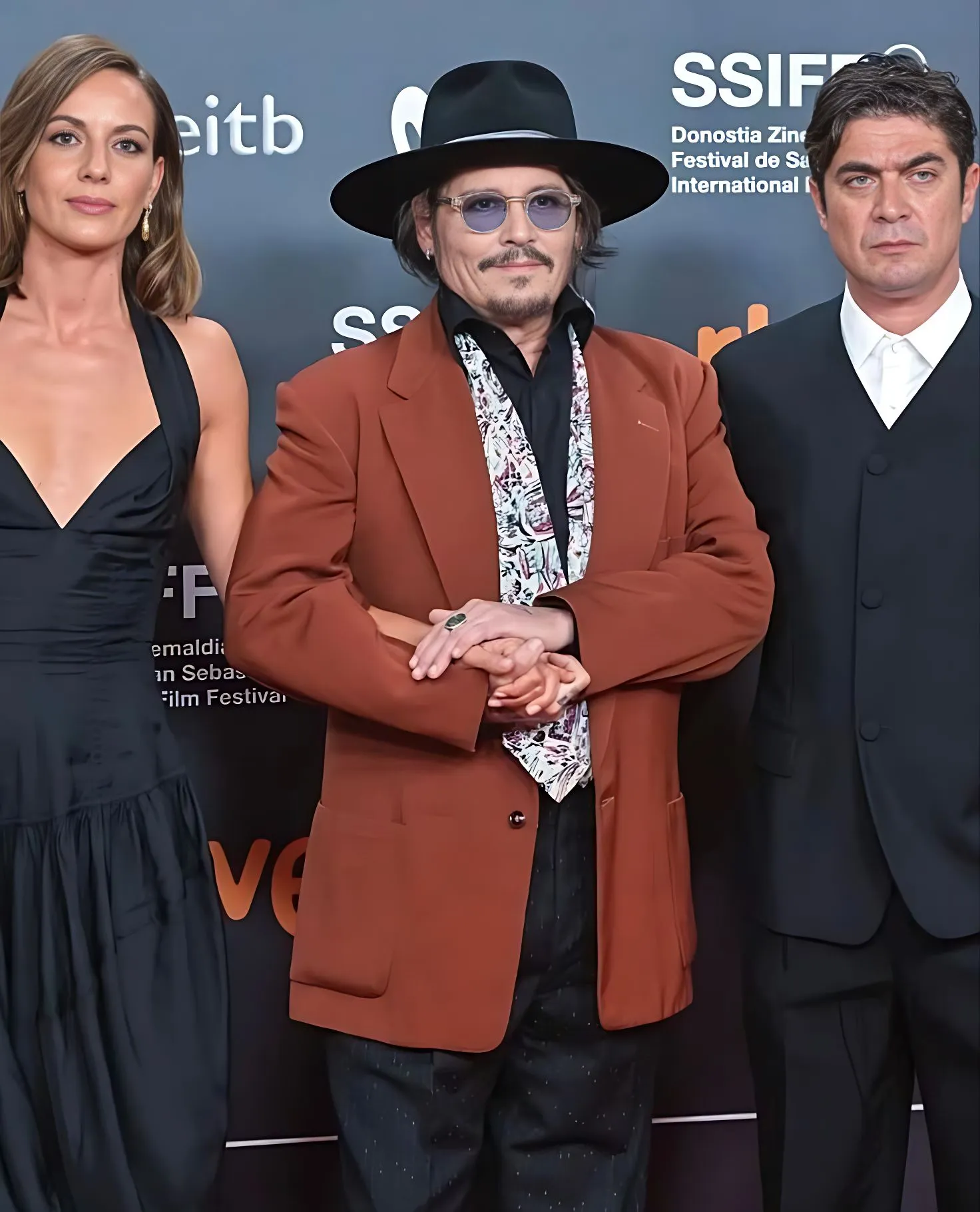 Hollywood was shocked when pirate Johnny Depp unexpectedly found happiness with a 33-year-old lover. 2 Hollywood was shocked when pirate Johnny Depp unexpectedly found happiness with a 33-year-old lover.