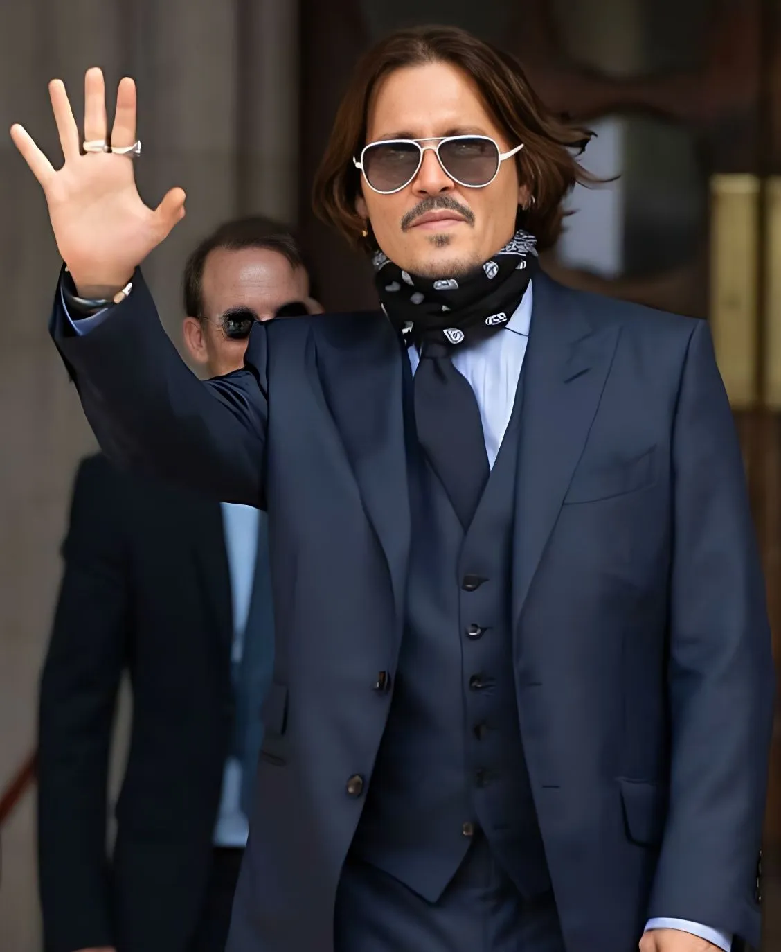 Hollywood was shocked when pirate Johnny Depp unexpectedly found happiness with a 33-year-old lover. 3 Hollywood was shocked when pirate Johnny Depp unexpectedly found happiness with a 33-year-old lover.
