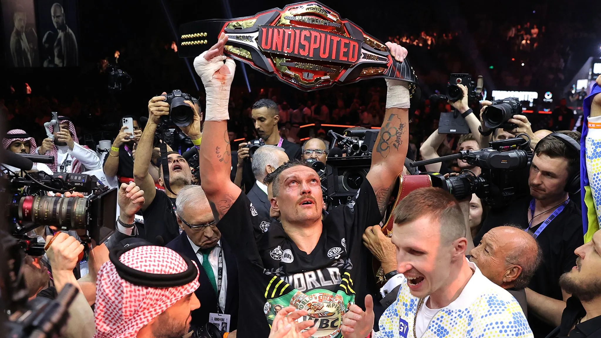 Oleksandr Usyk đ&aacute;nh bại Tyson Fury để gi&agrave;nh chiến thắng trong trận tranh đai v&ocirc; địch hạng nặng lịch sử kh&ocirc;ng thể tranh c&atilde;i | Tin tức quyền anh | Sky Sports