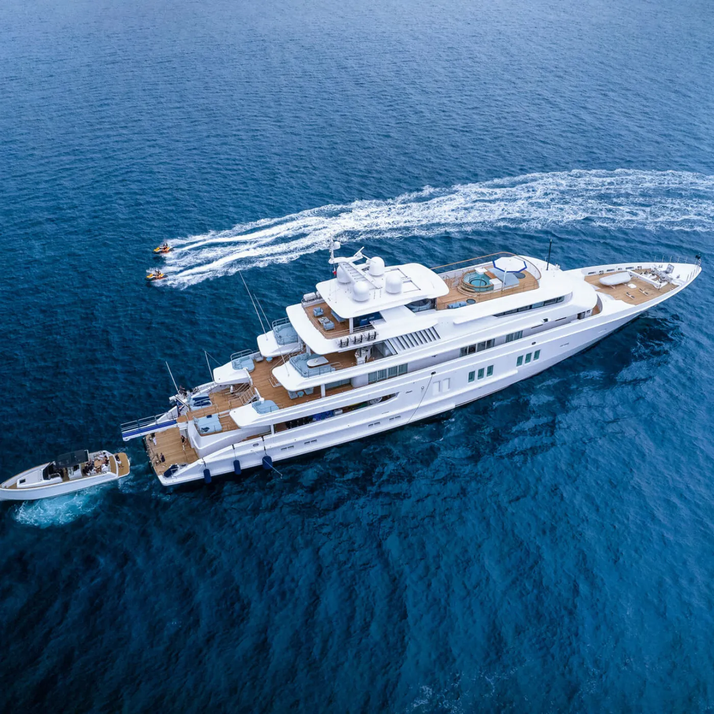 Drake’s Latest Flex With a $1 Million Yacht Has Everyone Talking – Here's Why!