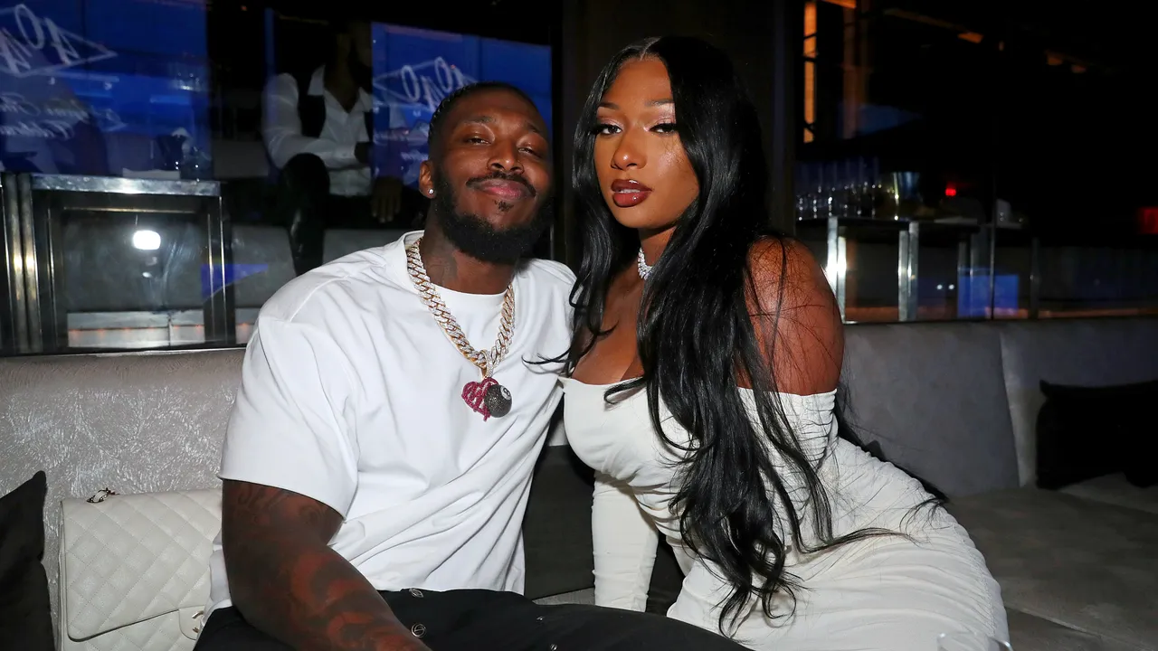 The woman displays the money, text messages, and direct messages that Torrey Craig, Megan Thee Stallion's partner, sent her. 2 The woman displays the money, text messages, and direct messages that Torrey Craig, Megan Thee Stallion's partner, sent her.
