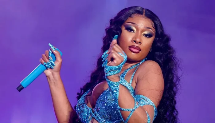 The woman displays the money, text messages, and direct messages that Torrey Craig, Megan Thee Stallion's partner, sent her. 3 The woman displays the money, text messages, and direct messages that Torrey Craig, Megan Thee Stallion's partner, sent her.