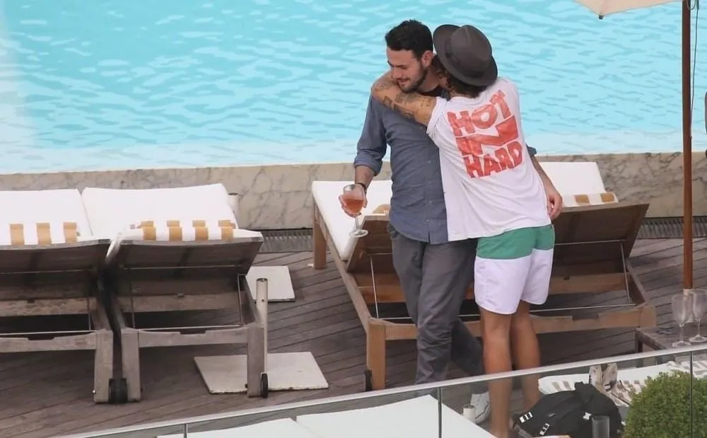 Harry Styles Sparks Buzz After Intimate Gesture with Unknown Man 2 Harry Styles Sparks Buzz After Intimate Gesture with Unknown Man