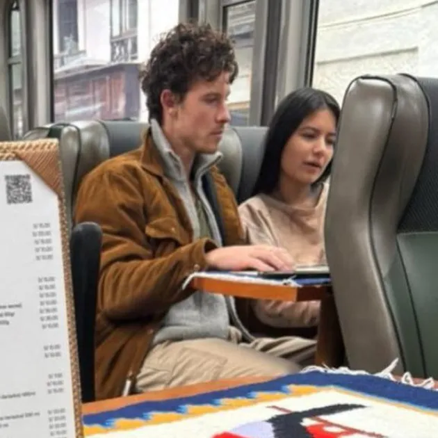 Clip: Shawn Mendes h&ocirc;n đắm đuối t&igrave;nh mới 10X sau khi Camila Cabello c&ocirc;ng khai bạn trai gia thế khủng!- Ảnh 3.