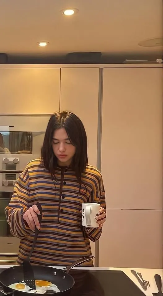 Dua Lipa shows off her beautiful moments every day on social media