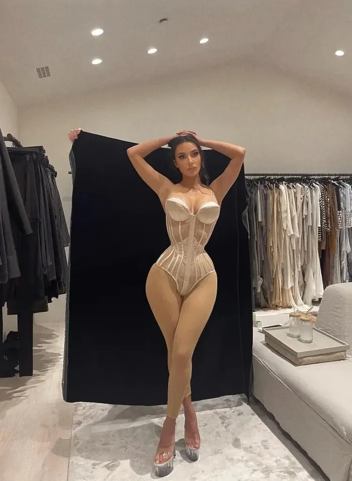 Kim Kardashian flaunts jaw-dropping waistline in corset! 2 Kim Kardashian flaunts jaw-dropping waistline in corset!