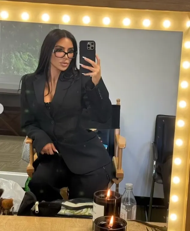 Kim Kardashian flaunts jaw-dropping waistline in corset! 3 Kim Kardashian flaunts jaw-dropping waistline in corset!