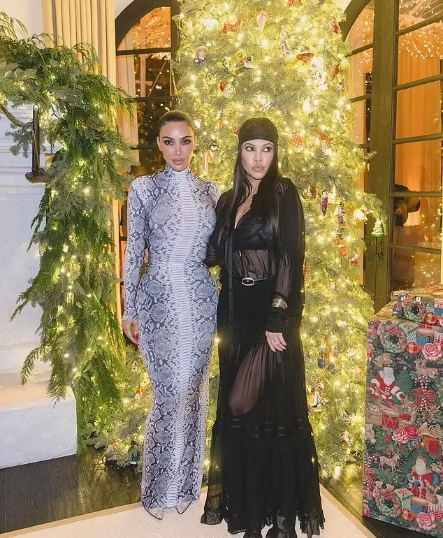 Kim Kardashian flaunts jaw-dropping waistline in corset! 4 Kim Kardashian flaunts jaw-dropping waistline in corset!