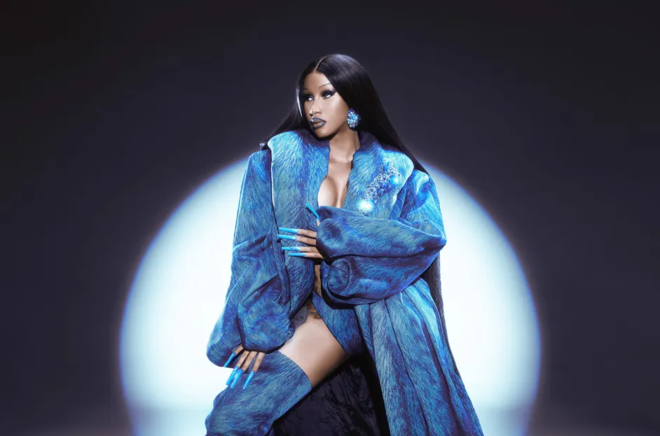 Cardi B fans turn to buying music to support Nicki Minaj. The female rapper has repeatedly broken her promises and failed to release an album on time.