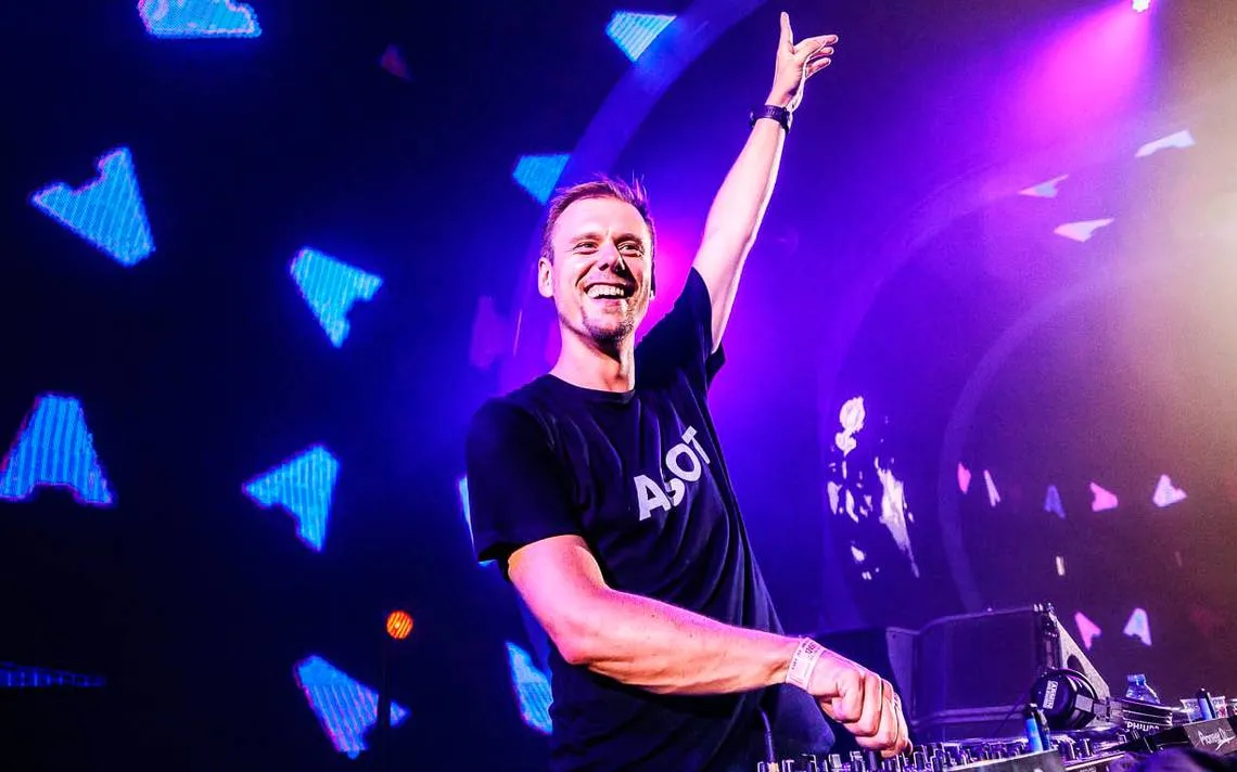 Some opinions suggest that Armin van Buuren's music career ended in 2006, and everything since then has just been for making money. 2 Armin Van Buuren: La Leyenda del Trance en el 25 Aniversario del ULTRA - Tusdj Latinoamérica