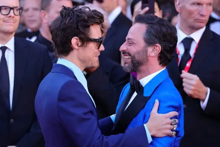 Hollywood Abuzz: Harry Styles’ Kiss with Male Colleague Causes Uproar!