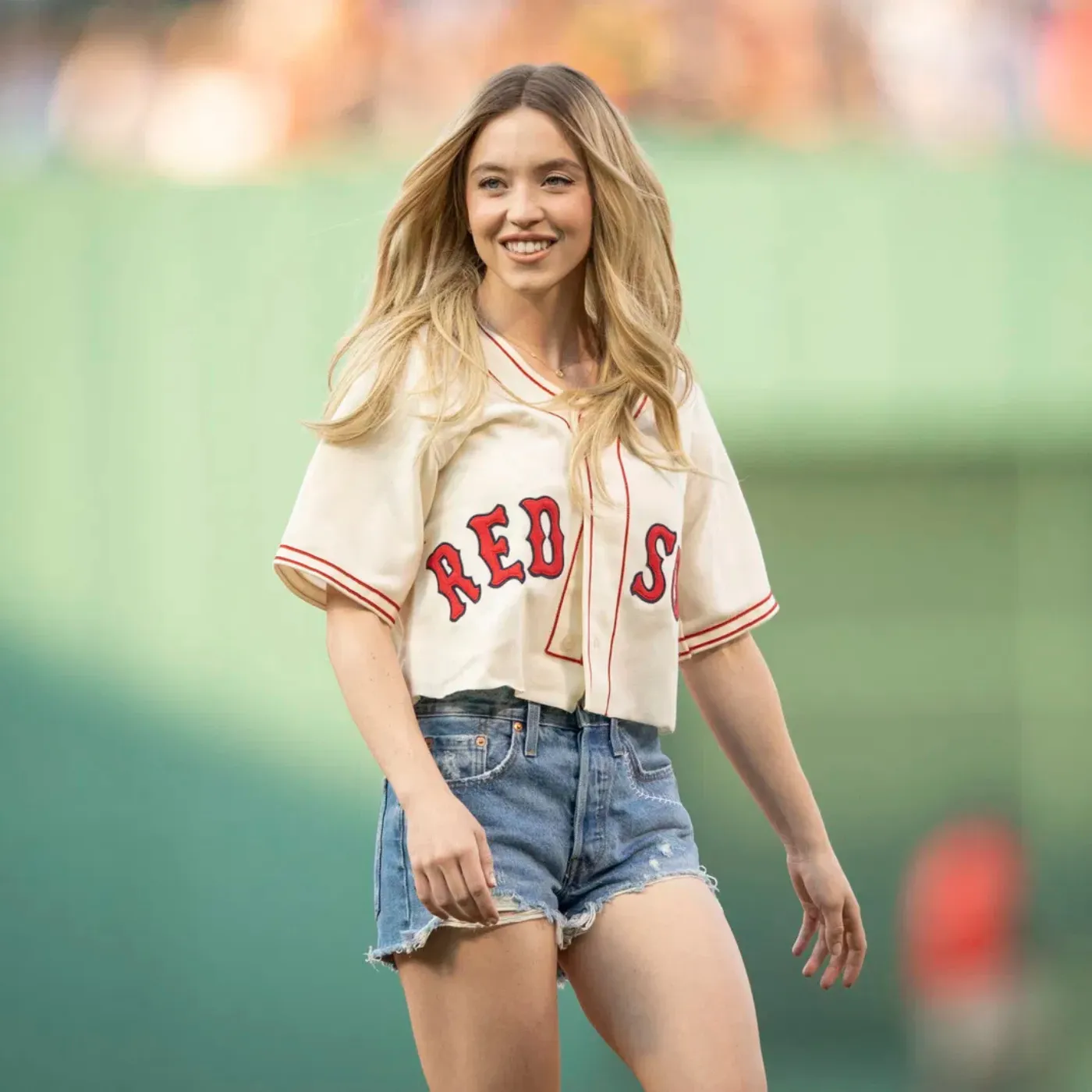 Staff Reveal the Dark Side of Sydney Sweeney’s On-Screen Boldness 4 Staff Reveal the Dark Side of Sydney Sweeney’s On-Screen Boldness