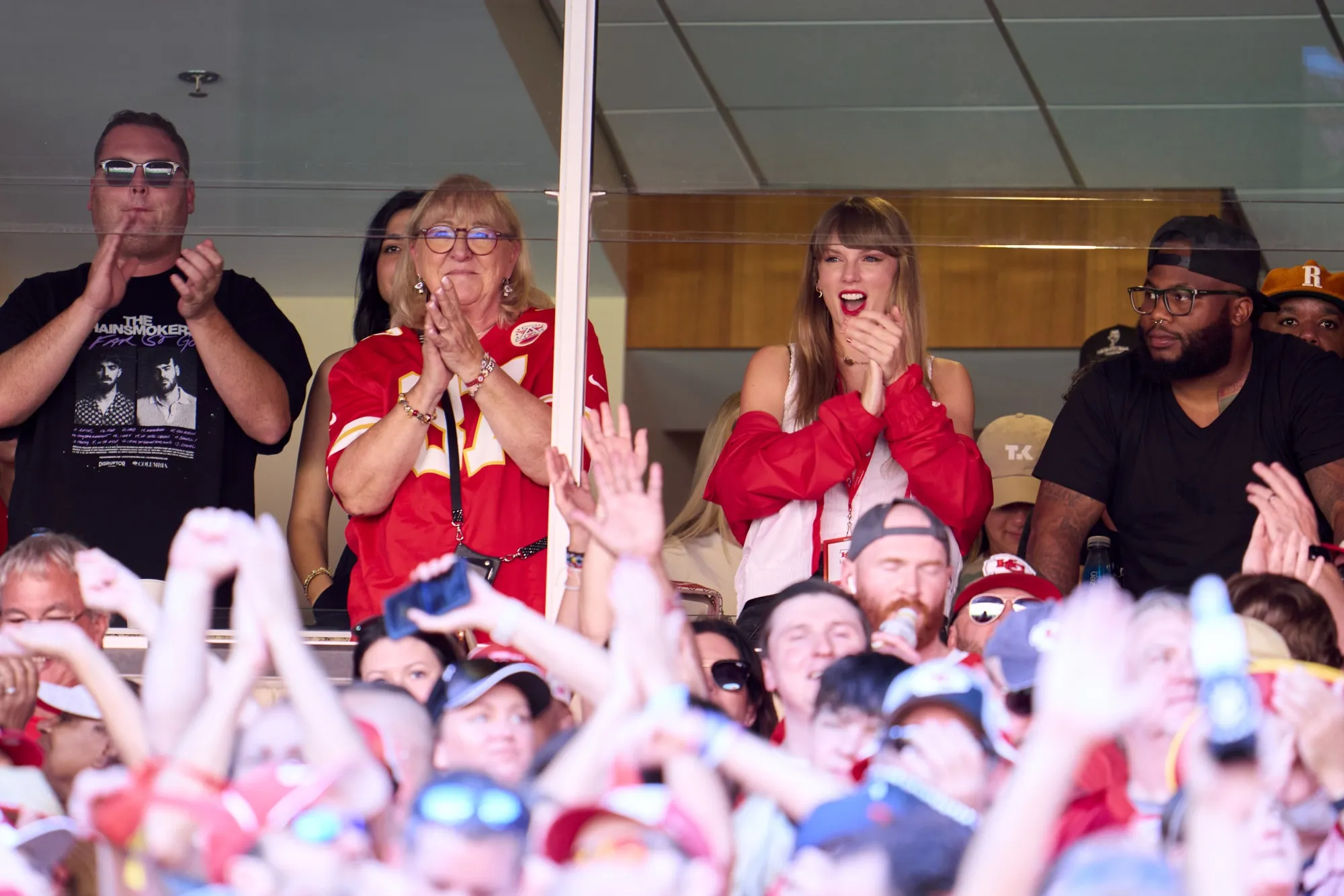 The players of the Kansas City Chiefs have signed a petition to ban Taylor Swift from the team's home games next season. 2 Taylor Swift turns out to see Travis Kelce, Kansas City Chiefs play Chicago Bears - Bloomberg