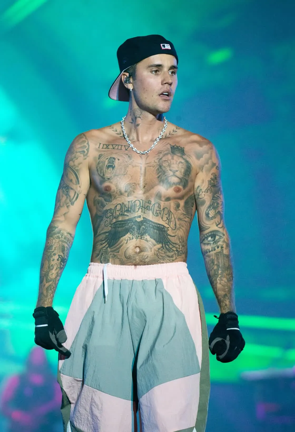 Bi kịch của Justin Bieber: Qu&aacute; khứ bị l&ocirc;i ra đ&ugrave;a tục, giờ đau đầu v&igrave;  "drama" của vợ v&agrave; Selena Gomez, sự nghiệp lại mờ tịt